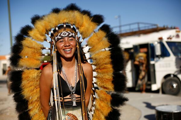 Танцовщица в костюме во время празднования Страстной недели в Сьюдад-Хуаресе, Мексика - Sputnik Азербайджан