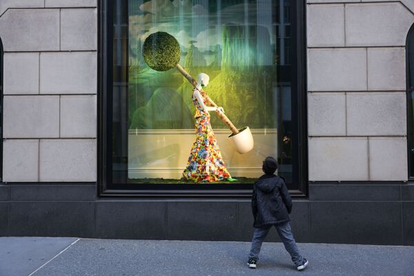 Ребенок разглядывает витрину универмага Bloomingdales в Нью-Йорке, США - Sputnik Азербайджан