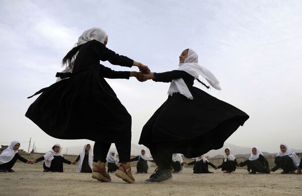 Школьники играют в Кабуле, Афганистан - Sputnik Азербайджан