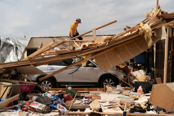 Натан Мейсон оценивает ущерб, нанесенный дому своей бабушки на следующий день после того, как серия торнадо унесла жизни нескольких человек в Охатчи, штат Алабама, США - Sputnik Azərbaycan