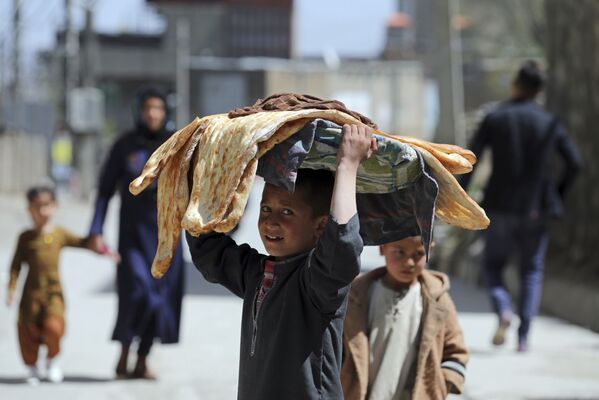 Мальчик с хлебом на голове на одной из улиц Кабула, Афганистан - Sputnik Azərbaycan