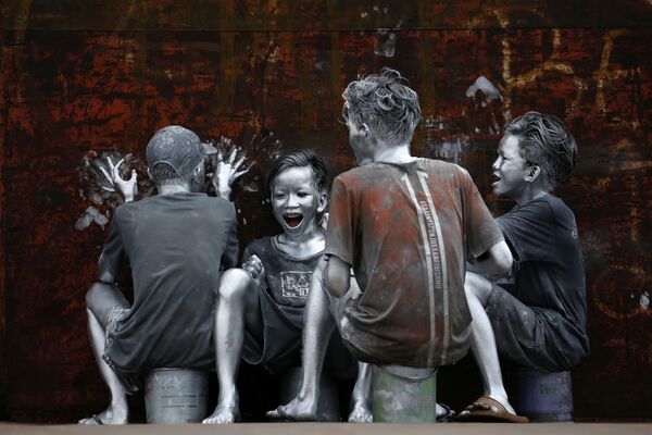 Покрытые серебряной краской подростки в Джакарте, Индонезия  - Sputnik Азербайджан