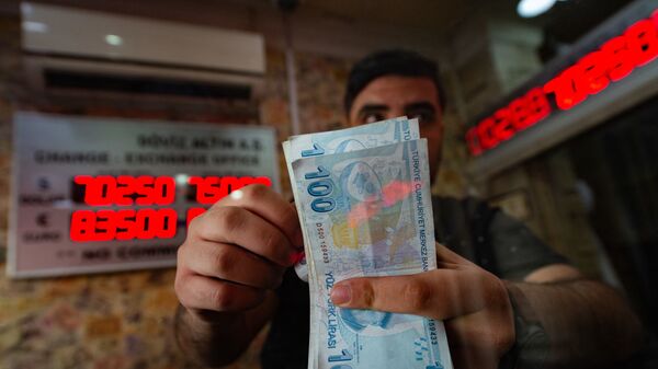  Сотрудник пункта обмена валюты считает банкноты турецких лир, фото из архива - Sputnik Азербайджан