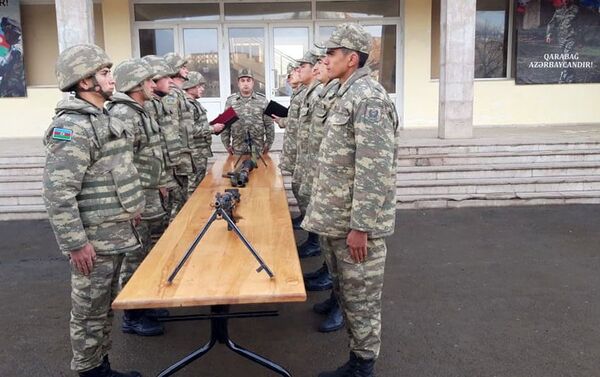 Азербайджанские военнослужащие торжественно завершили службу - Sputnik Азербайджан