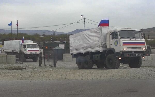 Российский миротворческий контингент сопровождает партию гуманитарного груза в Кельбаджар - Sputnik Азербайджан