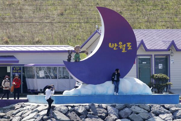 Туристы фотографируются на Фиолетовых островах в провинции Южная Чолла в Южной Корее - Sputnik Azərbaycan
