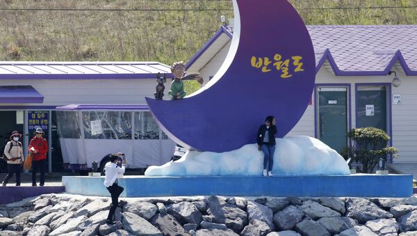 Туристы фотографируются на Фиолетовых островах в провинции Южная Чолла в Южной Корее - Sputnik Азербайджан