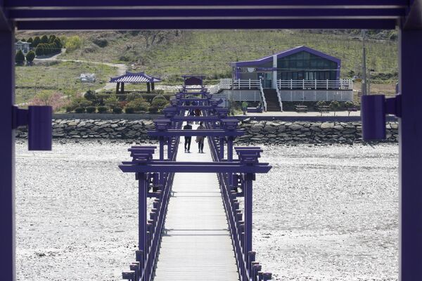 Пурпурный мост (мост Ангела), соединяющий острова Банвол и Паркджи, в провинции Южная Чолла в Южной Корее - Sputnik Azərbaycan