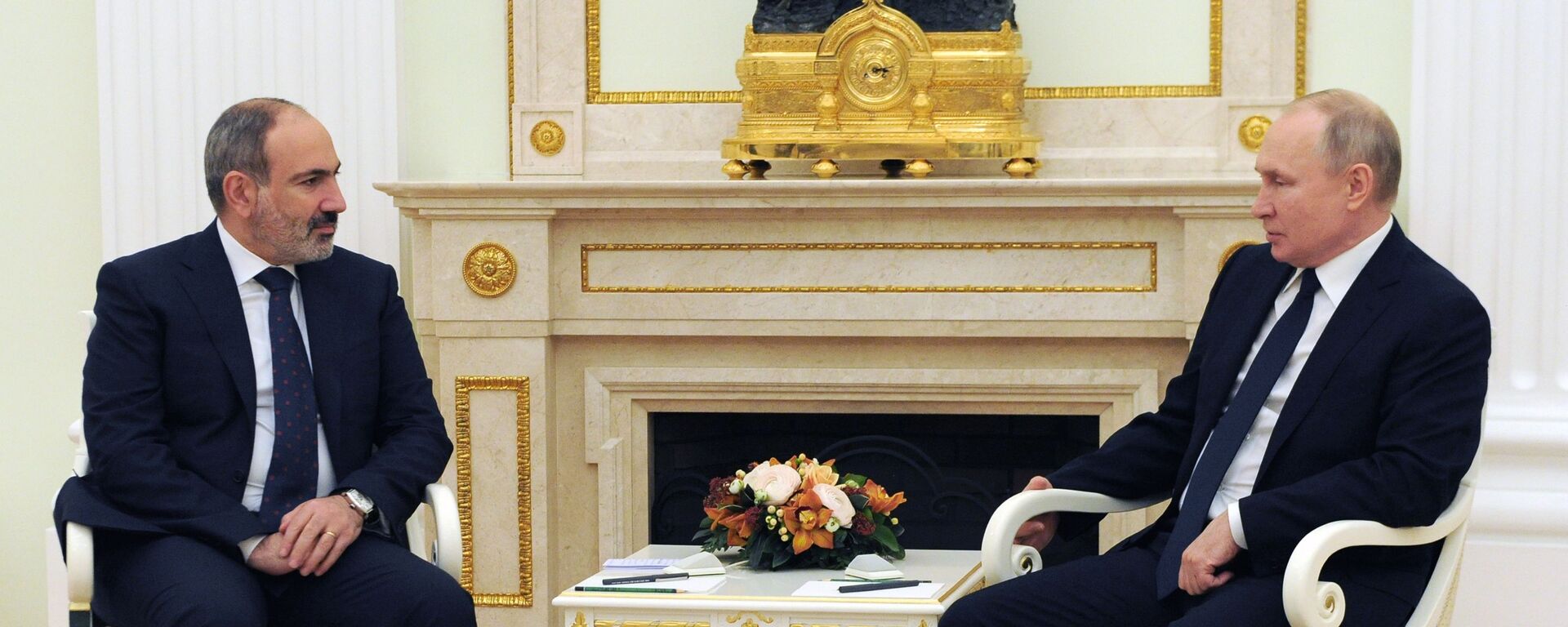 Президент РФ Владимир Путин и премьер-министр Армении Никол Пашинян (слева) во время встречи, 7 апреля 2021.  - Sputnik Азербайджан, 1920, 31.01.2023
