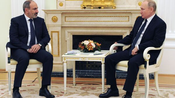 Президент РФ Владимир Путин и премьер-министр Армении Никол Пашинян (слева) во время встречи, 7 апреля 2021.  - Sputnik Azərbaycan