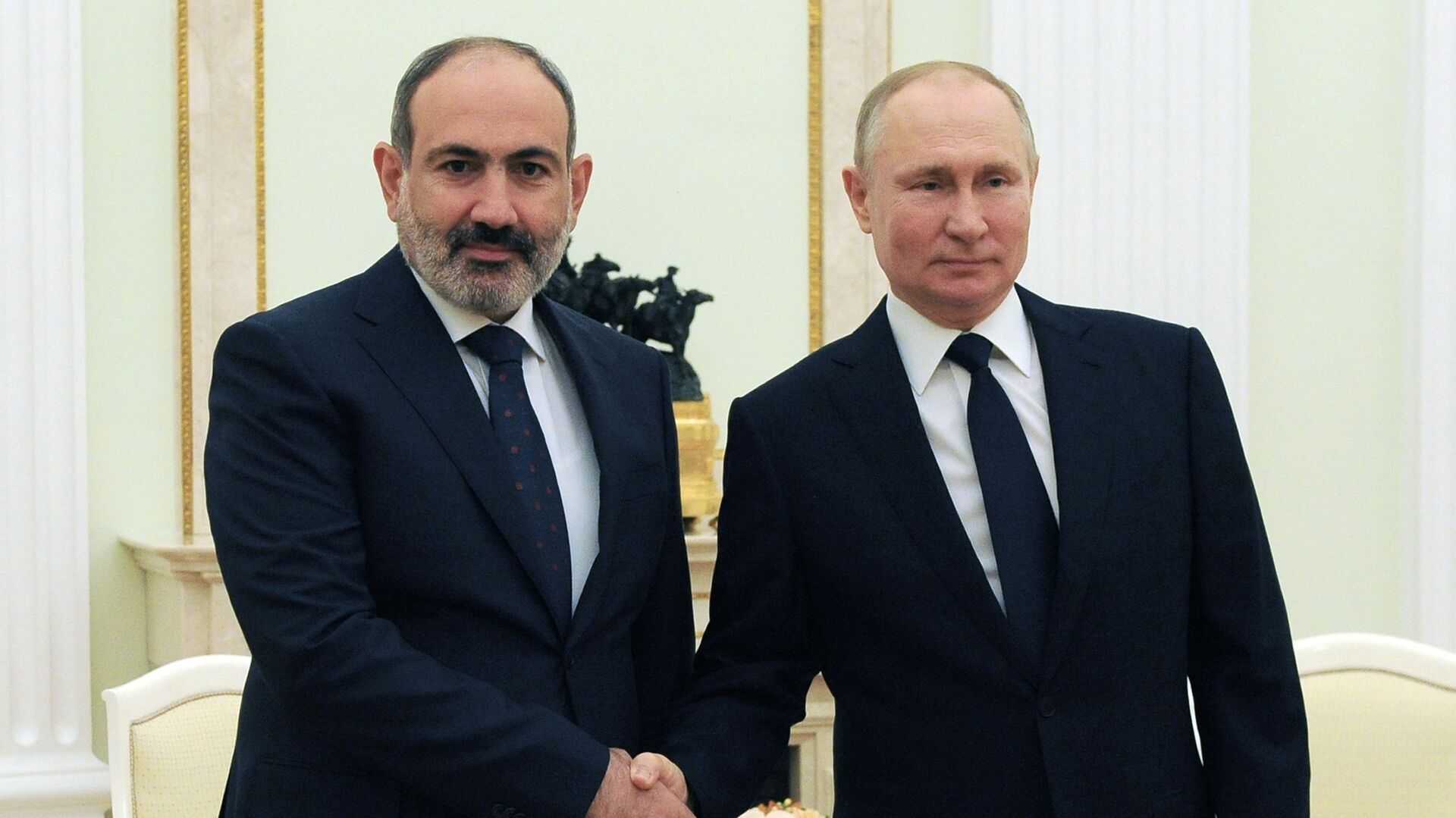 Президент РФ Владимир Путин и премьер-министр Армении Никол Пашинян (слева) во время встречи, 7 апреля 2021.  - Sputnik Azərbaycan, 1920, 20.04.2022