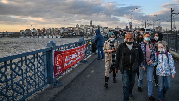 Люди гуляют по Галатскому мосту в Стамбуле, фото из архива - Sputnik Azərbaycan