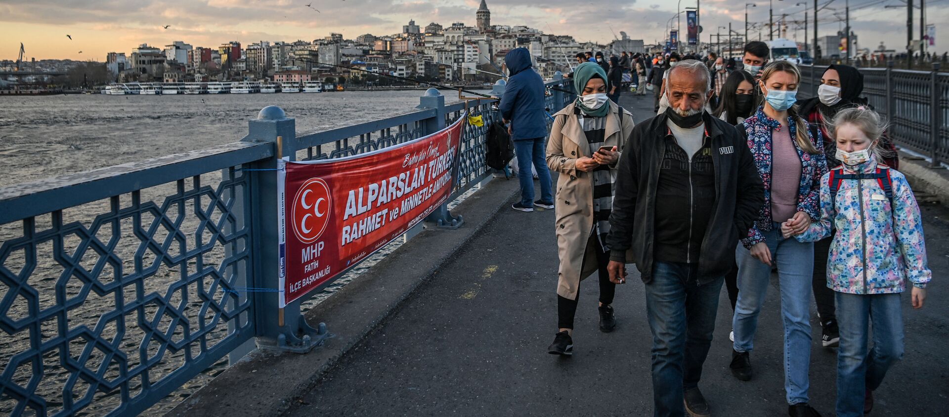 Люди гуляют по Галатскому мосту в Стамбуле, фото из архива - Sputnik Azərbaycan, 1920, 08.04.2021
