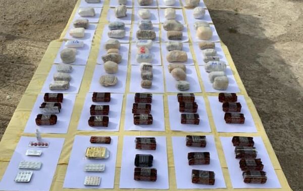 Изъятые у задержанных пакеты с наркотиками - Sputnik Азербайджан