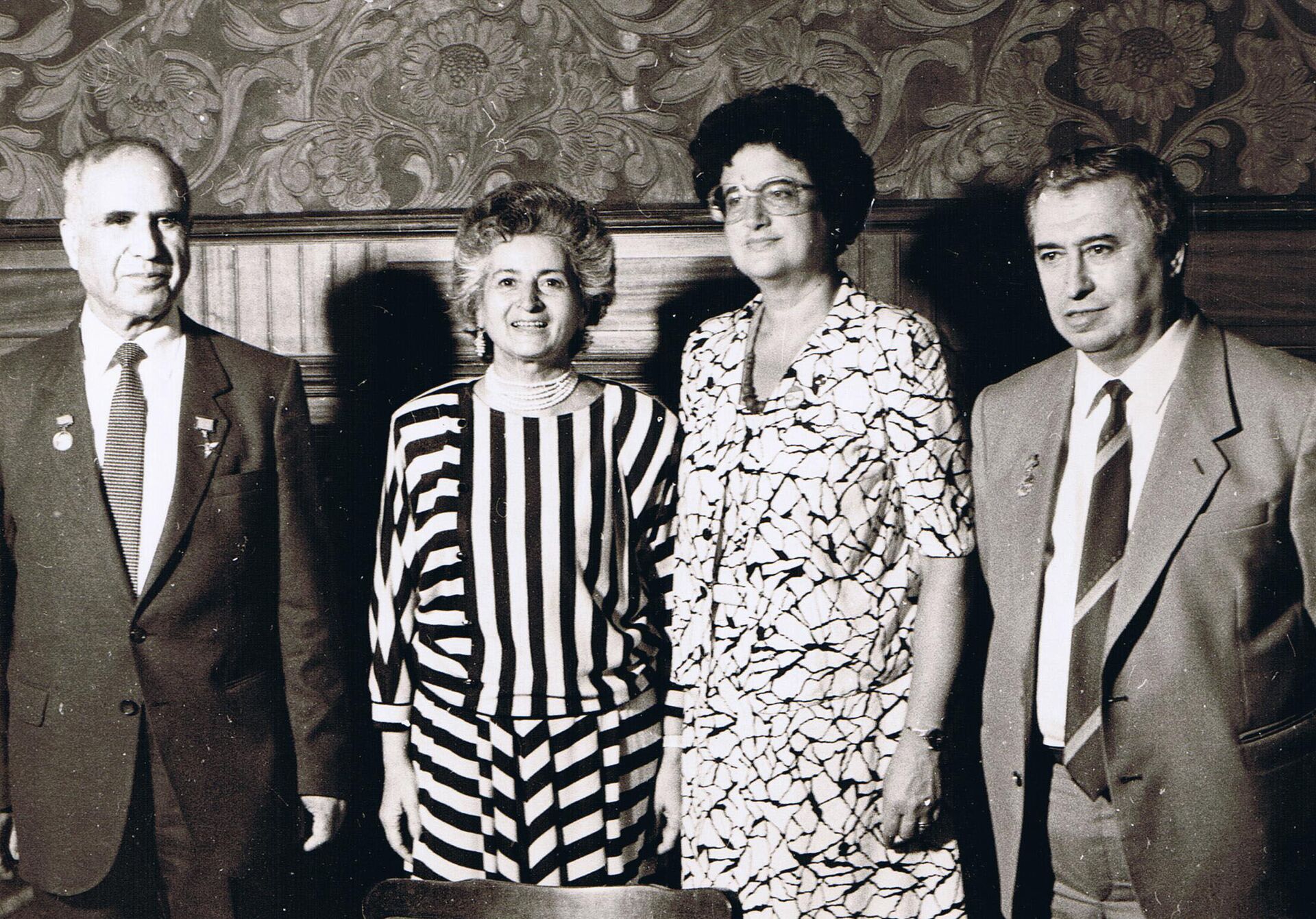 Азербайджанский учёный-инженер Керим Керимов (первый слева) и его дочь Сурия (третья) - Sputnik Азербайджан, 1920, 12.04.2022
