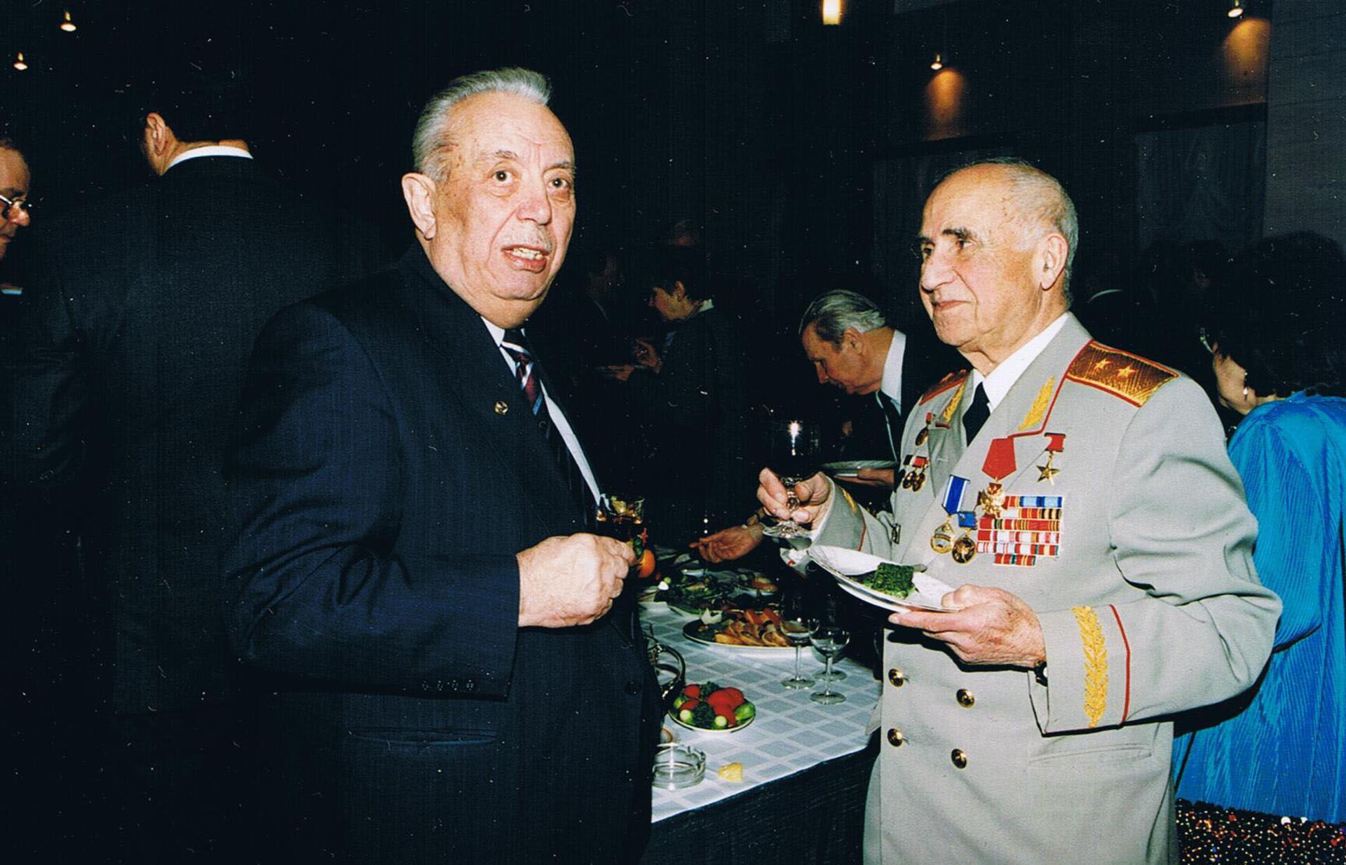 Азербайджанский учёный-инженер Керим Керимов (справа) - Sputnik Азербайджан, 1920, 12.04.2022