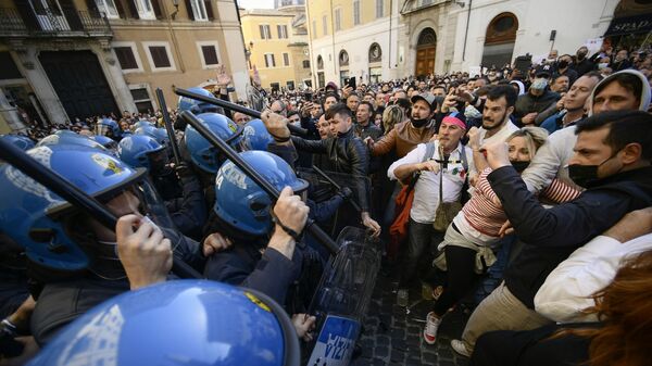 Полицейские используют дубинки против протестующих во время столкновений в рамках демонстрации владельцев малого бизнеса у здания парламента в Риме - Sputnik Азербайджан
