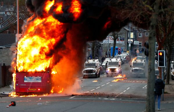 Горящий автобус на Шанкилл-роуд во время протестов в Белфасте, Северная Ирландия - Sputnik Азербайджан