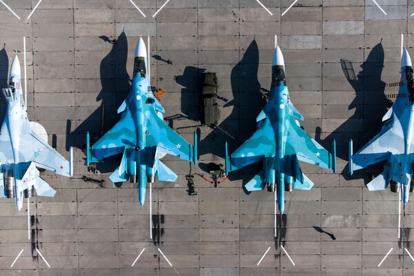 Фронтовые бомбардировщики Су-24, многоцелевые истребители Су-30СМ и истребители-бомбардировщики Су-34 на конкурсе Авиадартс-2021 - Sputnik Азербайджан