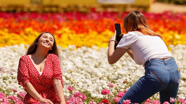 Девушки фотографируются на «Цветочных полях», фото из архива - Sputnik Азербайджан
