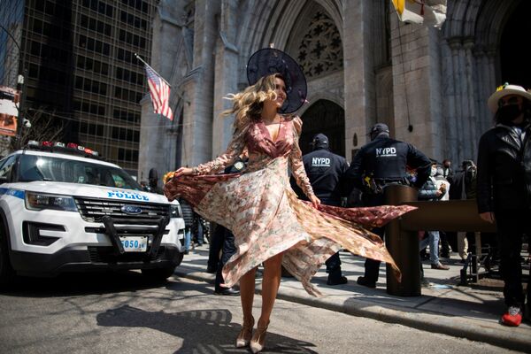 Девушка на пасхальном параде и фестивале чепчиков на Пятой авеню в Нью-Йорке - Sputnik Азербайджан