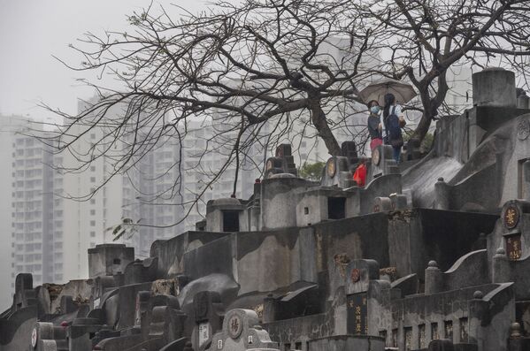 Женщины молятся на кладбище во время фестиваля Цинмин в Китае - Sputnik Азербайджан