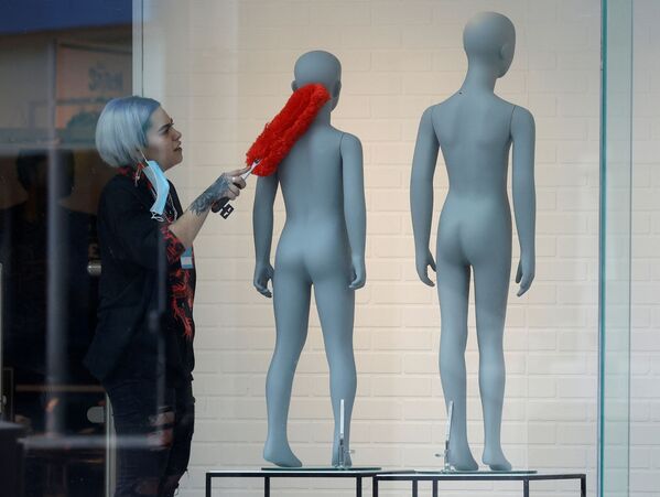 Девушка чистит манекены магазина одежды перед открытием в Ливерпуле, Великобритания - Sputnik Азербайджан