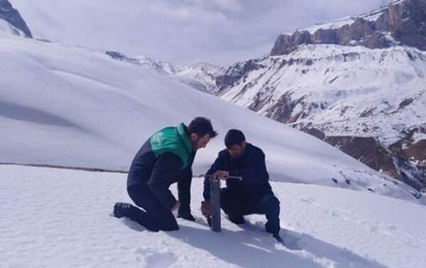 Мониторинг запасов снега, питающего реки страны, во время экспедиций в горные и предгорные районы Большого и Малого Кавказа - Sputnik Азербайджан