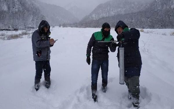 Мониторинг запасов снега, питающего реки страны, во время экспедиций в горные и предгорные районы Большого и Малого Кавказа - Sputnik Азербайджан
