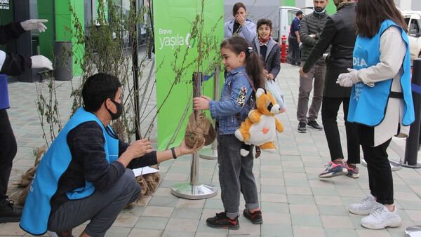 В рамках Зеленого марафона жителям Шамкира розданы саженцы деревьев  - Sputnik Азербайджан