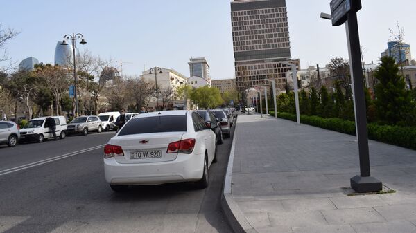Bakını mərkəzində parklanmış avtomobillər - Sputnik Azərbaycan