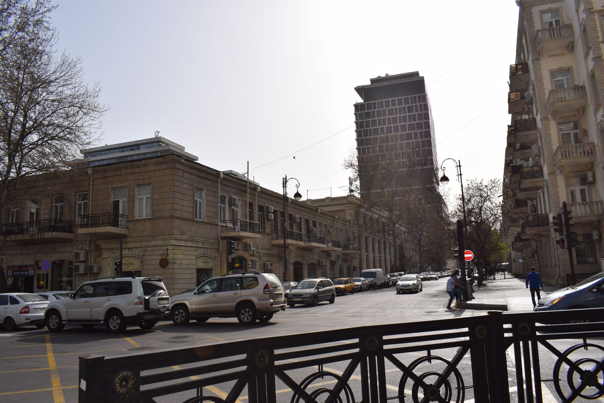 Личные стоянки госведомств: когда закроется вопрос незаконных парковок в Баку - Sputnik Азербайджан, 1920, 03.05.2021