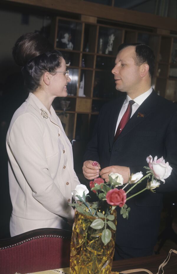 Летчик-космонавт Юрий Гагарин с женой Валентиной Гагариной в день ее рождения, 1967 год - Sputnik Азербайджан