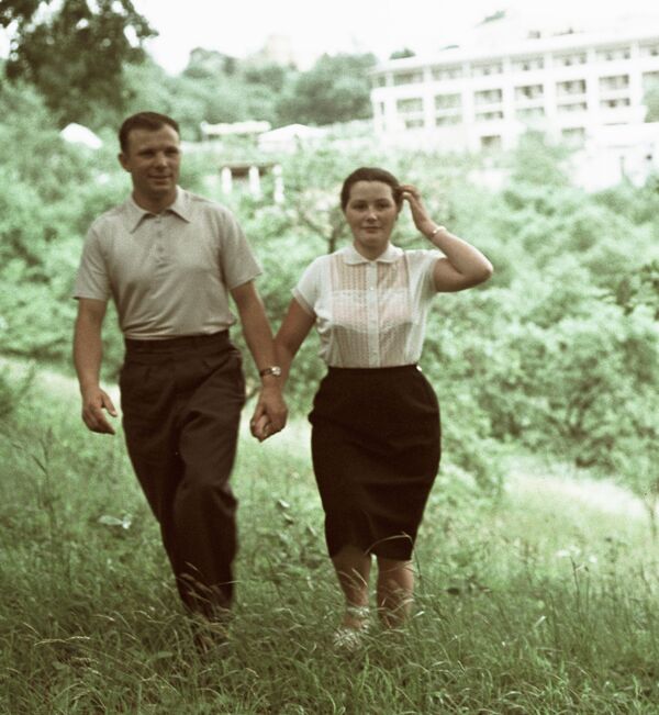 Летчик-космонавт СССР Юрий Гагарин с женой Валентиной на отдыхе в Сочи, 1961 год - Sputnik Азербайджан