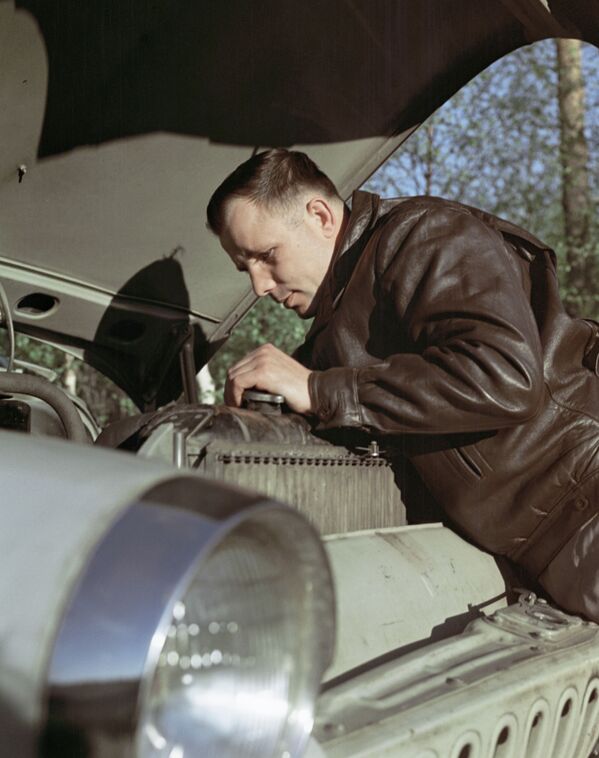 Летчик-космонавт СССР Юрий Гагарин занимается ремонтом своей автомашины, 1963 год - Sputnik Азербайджан