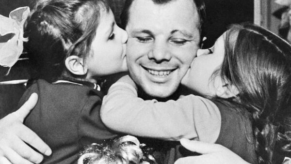 Юрий Гагарин с дочерьми Леной и Галей - Sputnik Азербайджан