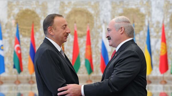 Президент Белоруссии Александр Лукашенко (справыа) и президент Азербайджана Ильхам Алиев во время церемонии встречи, фото из архива - Sputnik Азербайджан