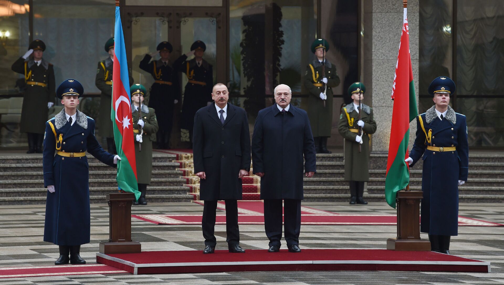 Президент Белоруссии Александр Лукашенко и президент Азербайджана Ильхам Алиев во время церемонии встречи, фото из архив - Sputnik Азербайджан, 1920, 12.04.2021