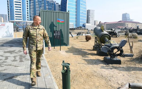 Президент Ильхам Алиев принял участие в открытии в Баку Парка военных трофеев - Sputnik Азербайджан