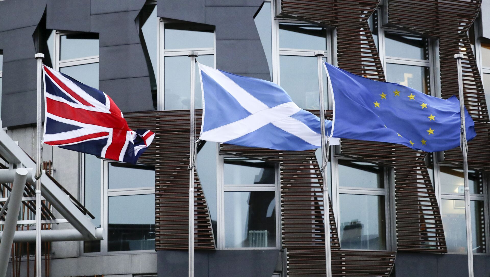 Флаги Великобритании, Шотландии и ЕС у здания парламента в Эдинбурге - Sputnik Азербайджан, 1920, 13.04.2021
