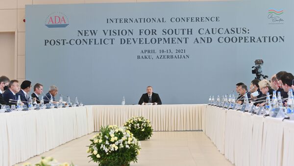  Президент Азербайджанской Республики Ильхам Алиев принимает участие в конференции под названием «Новый взгляд на Южный Кавказ: постконфликтное развитие и сотрудничество» - Sputnik Азербайджан