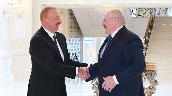 Azərbaycan Prezidenti İlham Əliyev və Belarus Prezidenti Aleksandr Lukaşenko, arxiv şəkli - Sputnik Azərbaycan