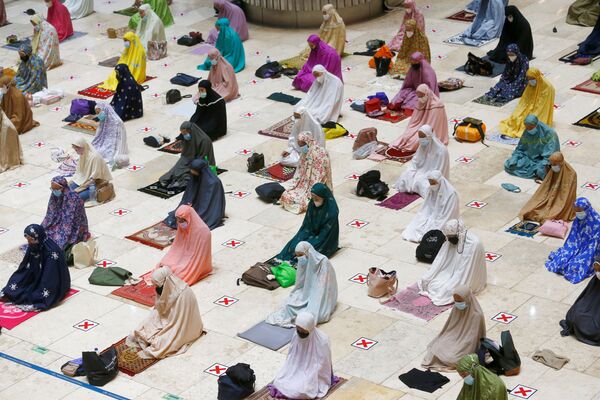 Мусульмане молятся накануне старта священного месяца Рамадан в Индонезии  - Sputnik Азербайджан