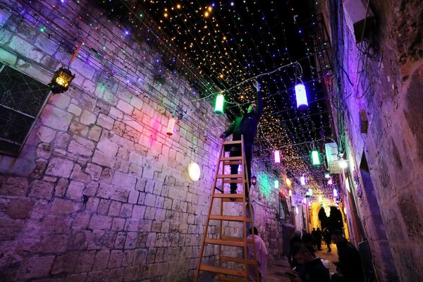Иллюминация в рамках подготовки к старту священного месяца Рамадан в Иерусалиме  - Sputnik Азербайджан