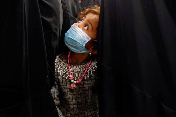 Девочка в маске во время благотворительной раздачи еды в Ираке  - Sputnik Азербайджан
