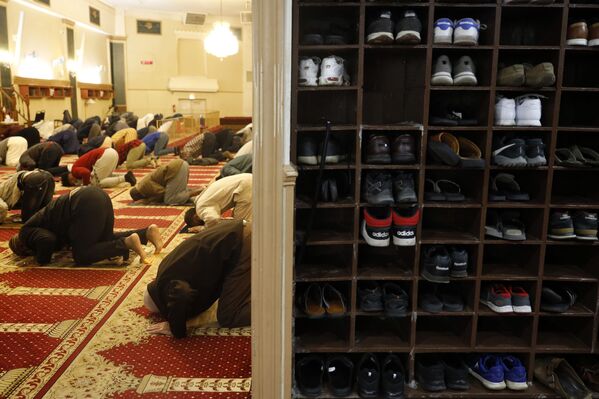 Мусульмане молятся в первый вечер священного месяца Рамадан в Чикаго  - Sputnik Азербайджан