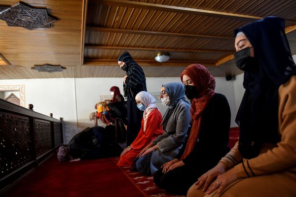 Мусульманки молятся в мечети в Подгорице - Sputnik Azərbaycan