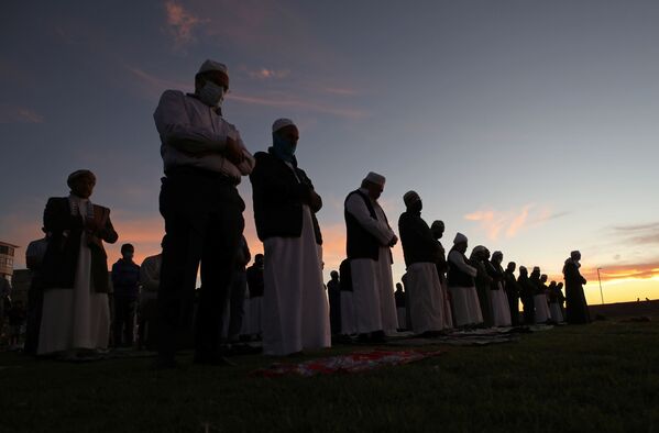 Мусульмане молятся в ожидании появления луны, знаменующей начало священного месяца Рамадан, на набережной в Кейптауне, Южная Африка - Sputnik Азербайджан