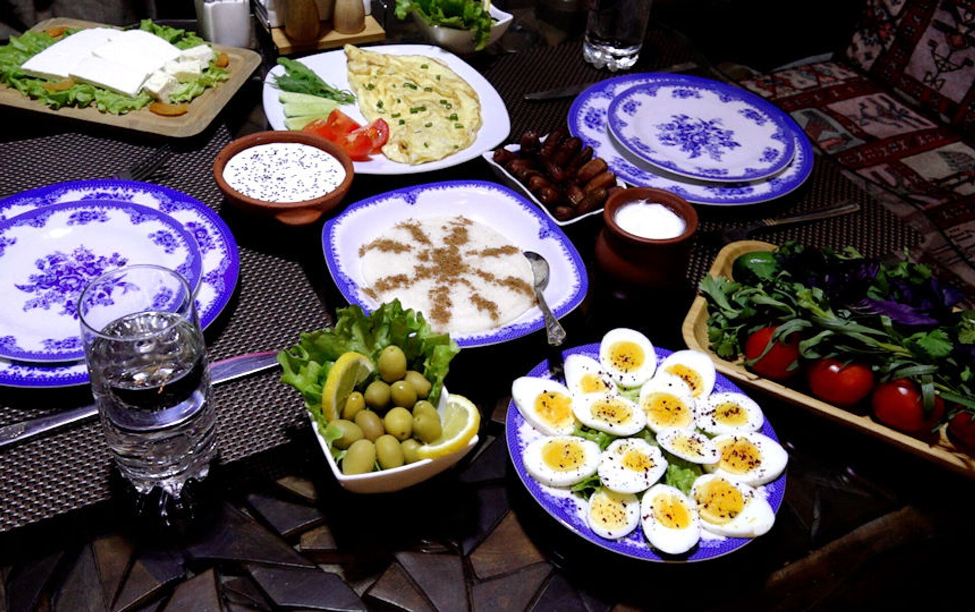 Что поесть на сухур. Рамазан меню. Блюда и салаты фон ифтар. Меню на Рамазан месяц. Фото стола на сухур.