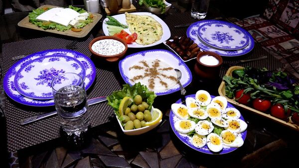 Oruca faydalı yeməklərlə başlayaq: Ramazanda imsaq yeməyi - Sputnik Azərbaycan